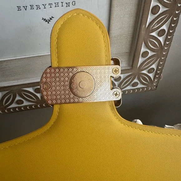 Chic Yellow Canvas Shoulder/Cross Body with Gold Hardware & Bonus Straps BNWT - Picture 6 of 17